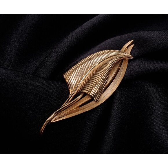 Vintage TRIFARI Signed 1960s Gold-Tone Leaf Brooch Elegant Textured Design - Picture 3 of 5
